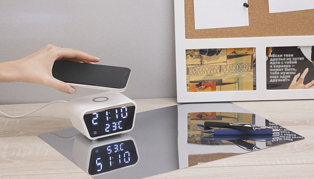 Настольные часы "Smart Clock" с беспроводным (15W) зарядным устройством, будильником и термометром с логотипом в Белгороде заказать по выгодной цене в кибермаркете AvroraStore