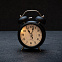 Настольные часы с будильником в ретро стиле, черный с логотипом в Белгороде заказать по выгодной цене в кибермаркете AvroraStore