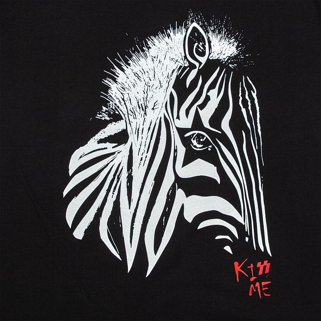 Футболка мужская «Арт-рокстар. Kiss Me», черная с логотипом в Белгороде заказать по выгодной цене в кибермаркете AvroraStore