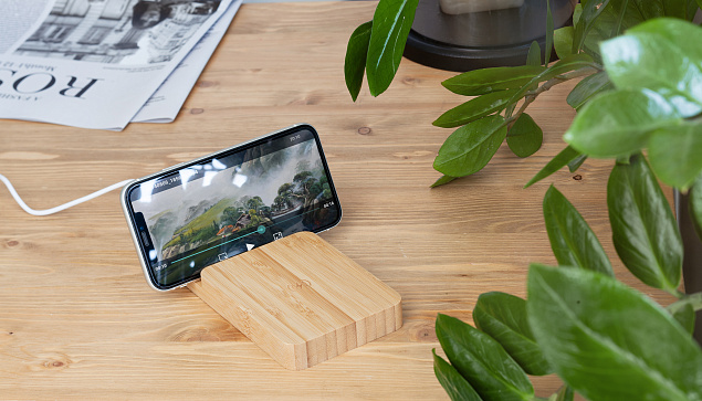 Беспроводное (10W) зарядное устройство "Bamboo Power" 5000 mAh с подставкой под смартфон, бамбук с логотипом в Белгороде заказать по выгодной цене в кибермаркете AvroraStore