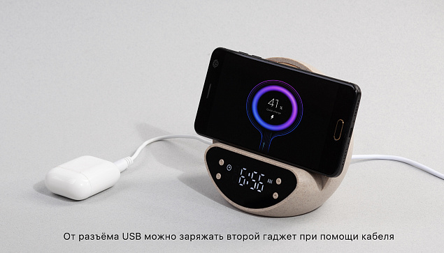 Настольные часы "Smiley" с беспроводным (10W) зарядным устройством и будильником, пшеница/бамбук/пластик с логотипом в Белгороде заказать по выгодной цене в кибермаркете AvroraStore