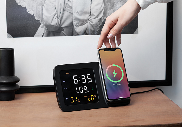 Настольные часы "Smart Screen" с беспроводным (15W) зарядным устройством, гигрометром, термометром, календарём, с подсветкой логотипа с логотипом в Белгороде заказать по выгодной цене в кибермаркете AvroraStore